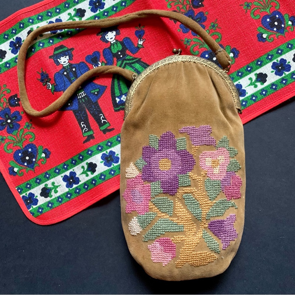 v i n t a g e :: Floral Needlepoint Oblong Embroidered Velvet Bucket Purse
